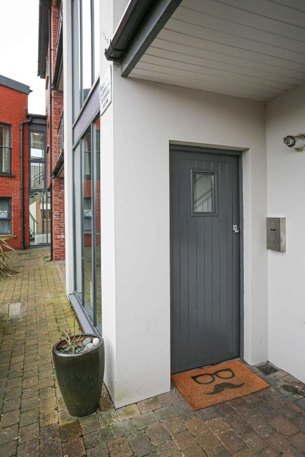 Funky City Apartment - Secure Parking - Wifi - Sleeps 6 - No Parties Belfast Bagian luar foto