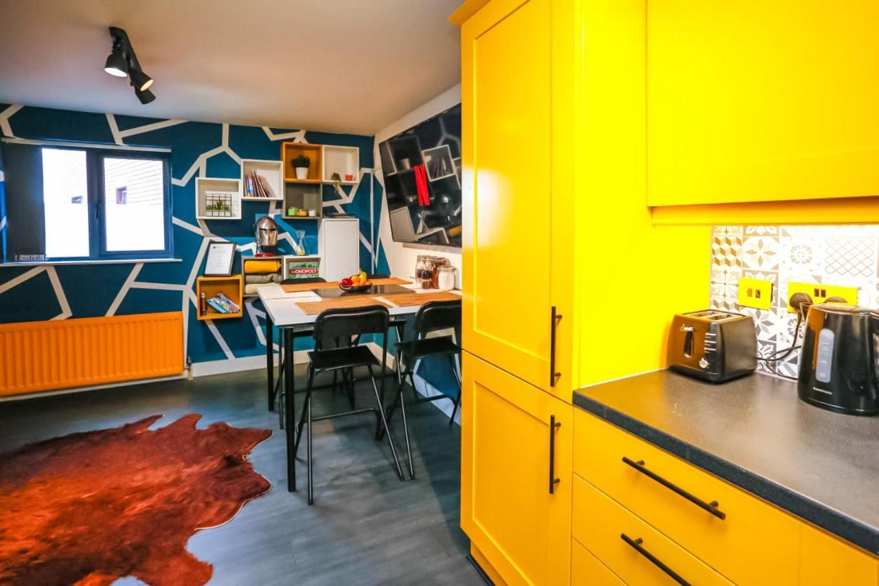 Funky City Apartment - Secure Parking - Wifi - Sleeps 6 - No Parties Belfast Bagian luar foto