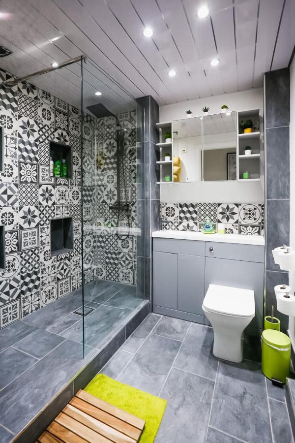 Funky City Apartment - Secure Parking - Wifi - Sleeps 6 - No Parties Belfast Bagian luar foto