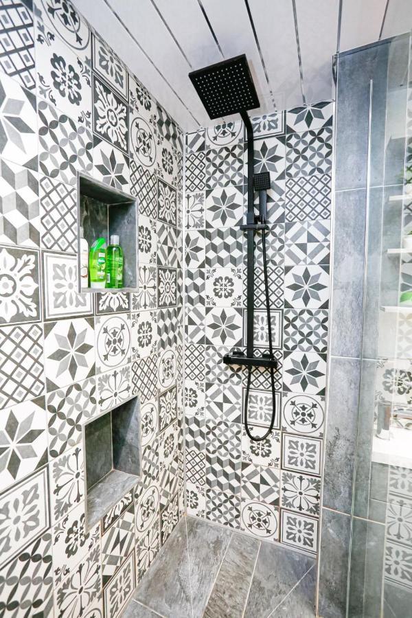 Funky City Apartment - Secure Parking - Wifi - Sleeps 6 - No Parties Belfast Bagian luar foto