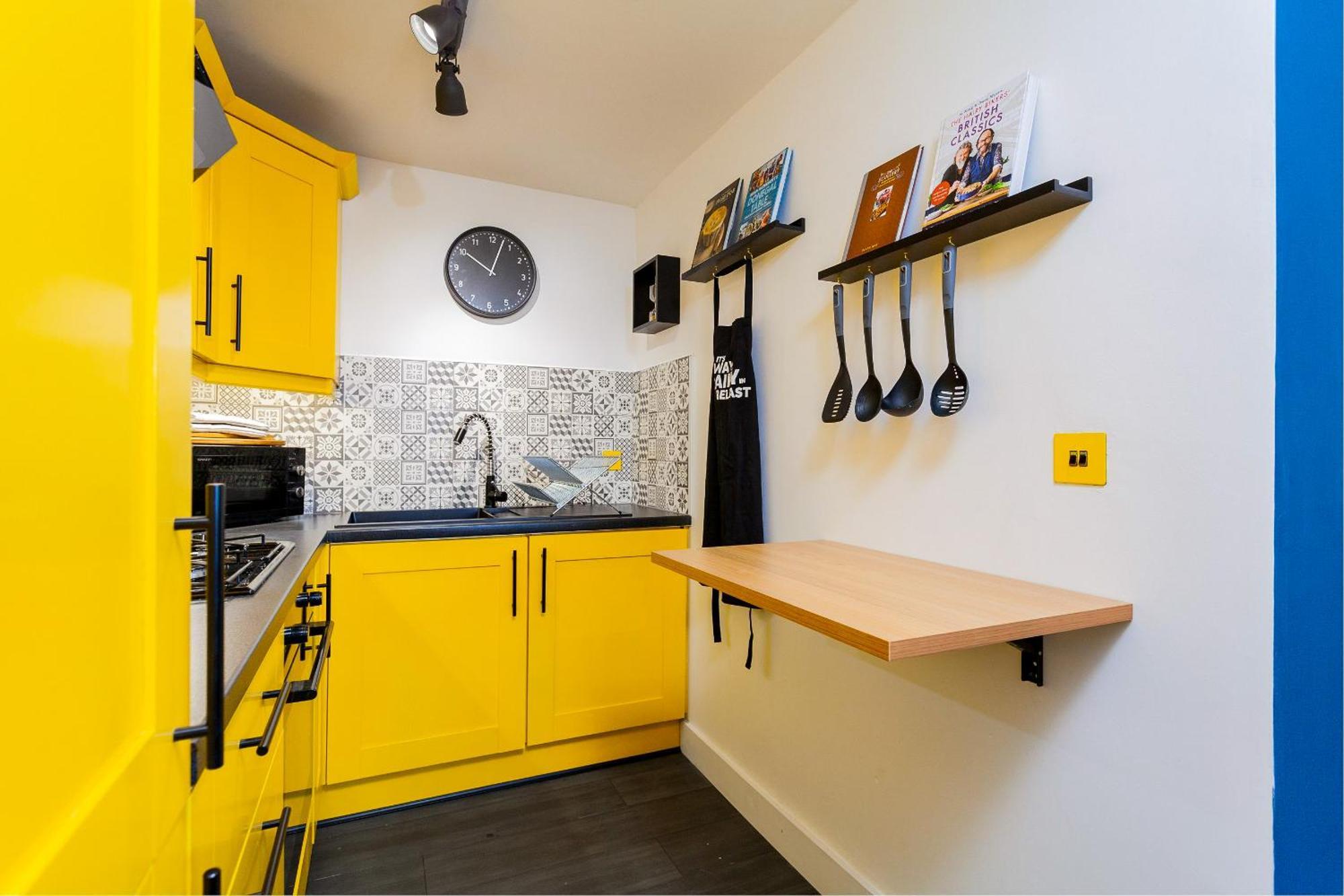 Funky City Apartment - Secure Parking - Wifi - Sleeps 6 - No Parties Belfast Bagian luar foto