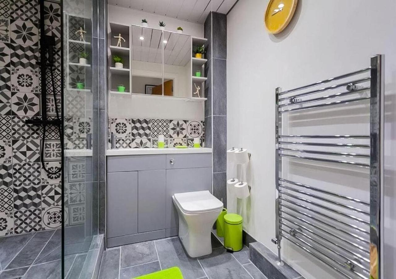 Funky City Apartment - Secure Parking - Wifi - Sleeps 6 - No Parties Belfast Bagian luar foto