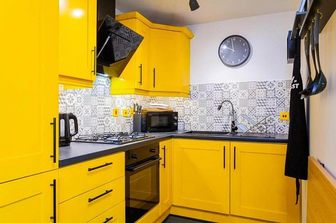 Funky City Apartment - Secure Parking - Wifi - Sleeps 6 - No Parties Belfast Bagian luar foto